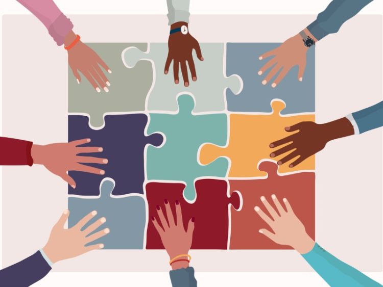 Accord ou liaison entre un groupe de collègues ou de collègues. Mains joignant des morceaux de puzzle sur une table. Diversité Personnes Échange d’idées. Concept de partage et d’échange.Communauté.