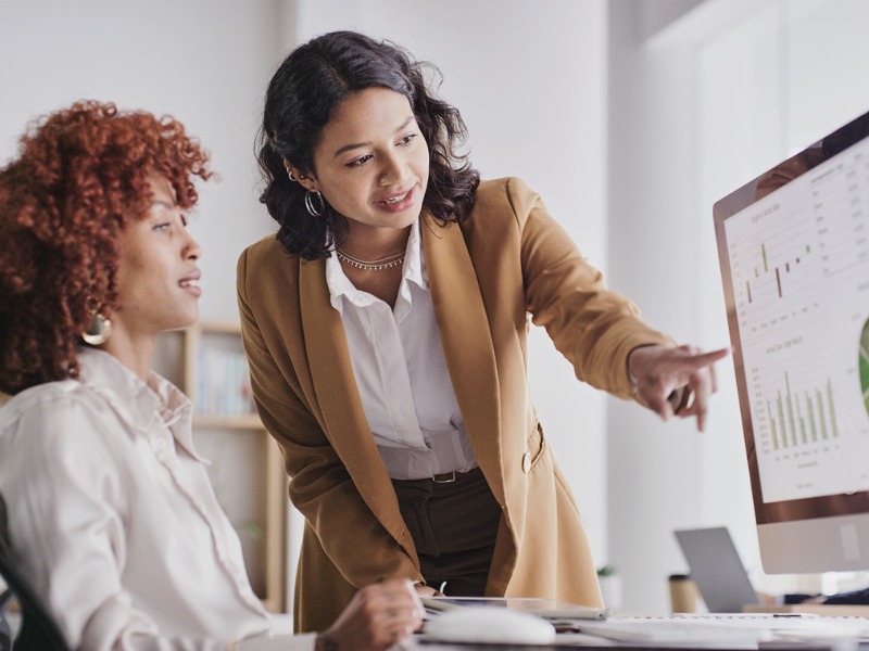 Gens d’affaires, informatique et analytique surveillant les statistiques de l’entreprise de graphique ou de graphique à l’écran au bureau. Femmes employées dans la collaboration de travail d’équipe en regardant des données d’entreprise.