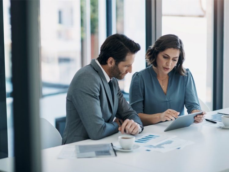 Hommes d’affaires, travail d’équipe et tablette pour les statistiques, le rapport financier et la planification des revenus, des bénéfices ou des ventes au bureau. Conseiller professionnel ou clients avec analyse de données, graphiques et tableaux.