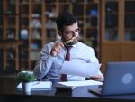 Un homme d’affaires examine les valeurs statistiques à la loupe.