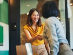 Des femmes d’affaires joyeuses se serrant la main dans la salle de réunion