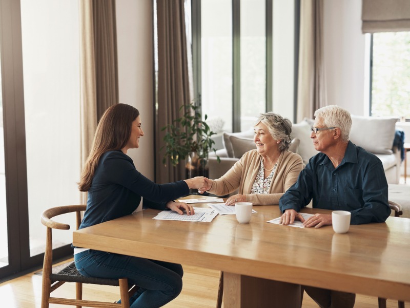 Poignée de main, courtier ou vieux couple heureux consultant en réunion pour des conseils de pension de retraite ou de facture fiscale. Conseiller financier, homme âgé ou femme âgée serrant la main pour un accord d’investissement ou un plan d’épargne.