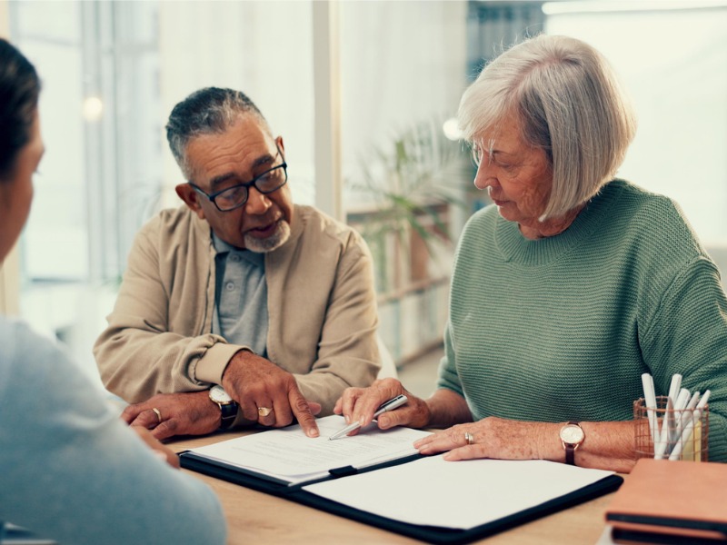 Bureau, avocat ou vieux couple avec testament, contrat ou document pour le financement de la retraite ou la conformité. Planifier, conseiller ou clients âgés mariés avec une forme juridique ou un titre de propriété conclu avec une assurance-vie.