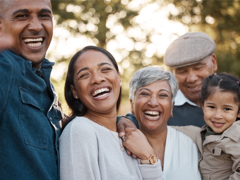 Parents, enfants et grands-parents avec selfie dans le parc pour la mémoire, le sourire et la liaison pour le post sur le blog web. Hommes, femmes et fille enfant avec photo de profil, portrait et photographie au soleil d’été