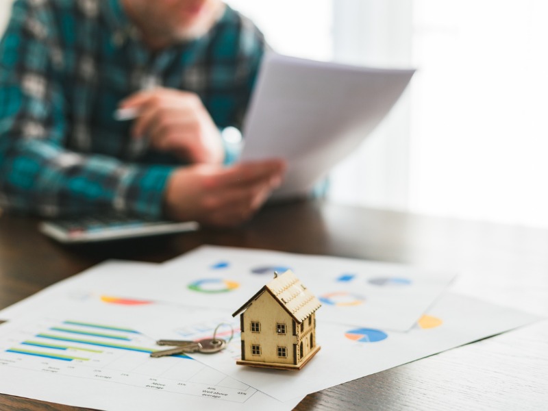 Signature d’un contrat de vente de maison.