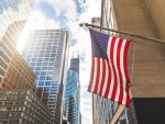 Drapeau des USA à Chicago avec des gratte-ciel sur fond.