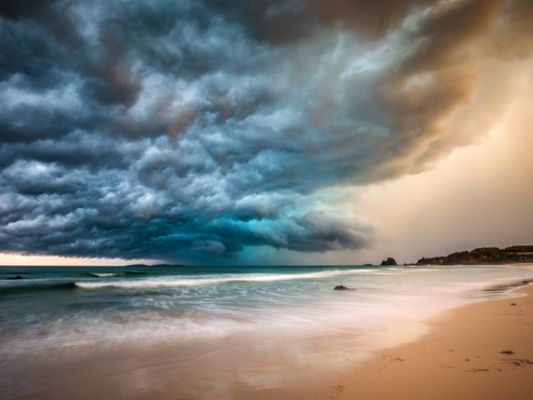 Cellule dramatique puissante de tempête au-dessus de la plage d’océan