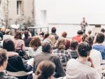 Vue arrière des personnes assises dans l’auditorium