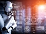 Thinking AI humanoïde robot analysant l’écran hologramme montrant le concept Big Data.