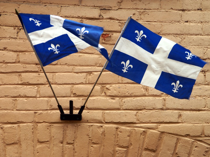 Deux drapeaux du Québec.