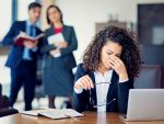 Femme d’affaires de Burnout sous pression dans le Bureau.