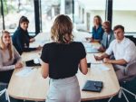 Femme d’affaires s’adressant à une réunion en bureau.