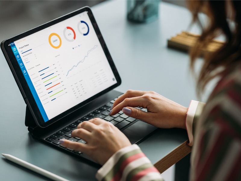 Femme professionnelle analysant des données sur une tablette au bureau de travail .