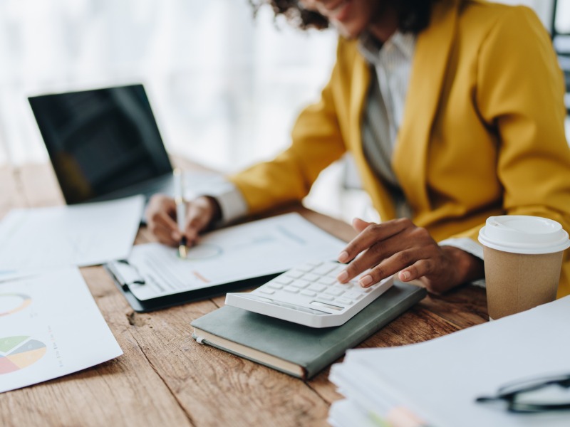 Les jeunes femmes asiatiques travaillent avec des papiers financiers à la maison comptent sur calculatrice avant de payer les reçus d’impôts en ligne, la planification du budget heureux de trouver une chance d’économiser de l’argent.